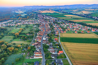 Vue aérienne de La Speyerer Straße vue de l'est le matin à le quartier Schaidt in Wörth am Rhein dans le département Rhénanie-Palatinat, Allemagne