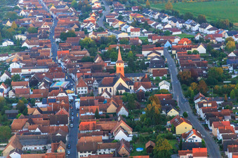 Vue aérienne de Église et hôtel de ville vus de l'est à le quartier Schaidt in Wörth am Rhein dans le département Rhénanie-Palatinat, Allemagne