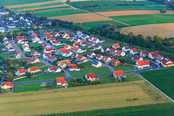 Vue aérienne de Nouvelle zone de développement Frühmesserweg vue de l'est à le quartier Schaidt in Wörth am Rhein dans le département Rhénanie-Palatinat, Allemagne