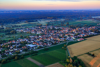 Vue aérienne de Vue du village le matin depuis le nord-est à Steinfeld dans le département Rhénanie-Palatinat, Allemagne