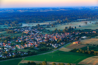 Vue aérienne de Vue du village le matin depuis le nord-est à Kapsweyer dans le département Rhénanie-Palatinat, Allemagne