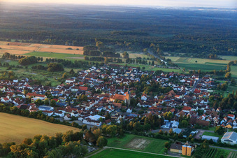 Vue aérienne de Vue du village le matin depuis le nord avec l'église catholique de Saint-Léodegar à Steinfeld dans le département Rhénanie-Palatinat, Allemagne