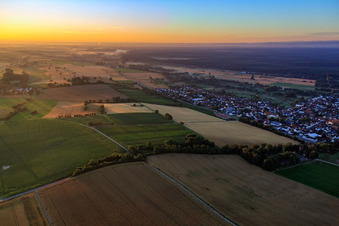 Vue aérienne de Des champs du Palatinat du Sud jusqu'au Bienwald le matin à le quartier Kleinsteinfeld in Steinfeld dans le département Rhénanie-Palatinat, Allemagne