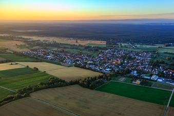 Vue aérienne de Vue du village le matin depuis le nord à Steinfeld dans le département Rhénanie-Palatinat, Allemagne