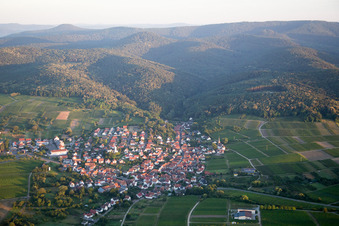 Vue d'oiseau de Quartier Rechtenbach in Schweigen-Rechtenbach dans le département Rhénanie-Palatinat, Allemagne