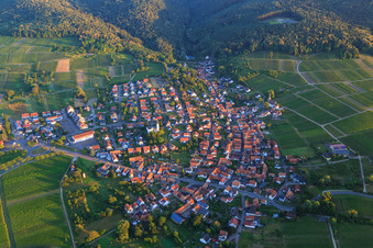 Vue aérienne de Vue du village le matin depuis l'est à le quartier Rechtenbach in Schweigen-Rechtenbach dans le département Rhénanie-Palatinat, Allemagne