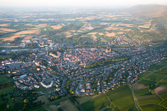 Vue aérienne de Du nord-est à Wissembourg dans le département Bas Rhin, France