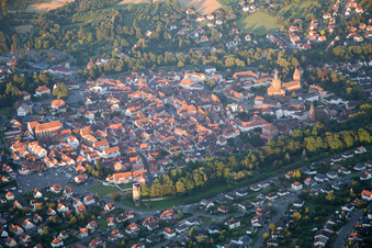Vue aérienne de Du nord-est à Wissembourg dans le département Bas Rhin, France