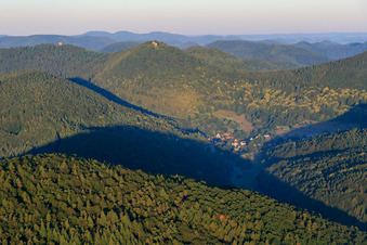 Vue aérienne de Village dans la vallée de la forêt du Palatinat devant les châteaux de Wegelnburg et de Hohenbourg à Nothweiler dans le département Rhénanie-Palatinat, Allemagne