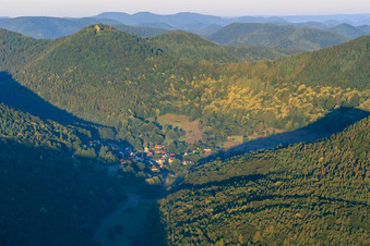 Vue aérienne de Village dans la vallée de la forêt du Palatinat en contrebas des ruines du château de Wegelnburg à Nothweiler dans le département Rhénanie-Palatinat, Allemagne