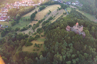 Vue aérienne de Erlenbach bei Dahn dans le département Rhénanie-Palatinat, Allemagne