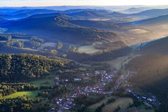 Vue aérienne de Village dans la vallée de la forêt du Palatinat vu du sud à Erlenbach bei Dahn dans le département Rhénanie-Palatinat, Allemagne