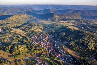 Vue aérienne de Champs agricoles et terres agricoles à Völkersweiler dans le département Rhénanie-Palatinat, Allemagne
