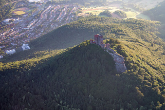 Photographie aérienne de Trifels escaladant des rochers à Annweiler am Trifels dans le département Rhénanie-Palatinat, Allemagne