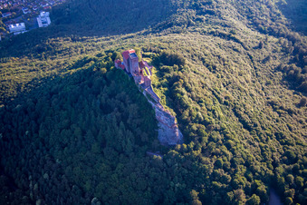 Château de Trifels à Annweiler am Trifels dans le département Rhénanie-Palatinat, Allemagne du point de vue du drone