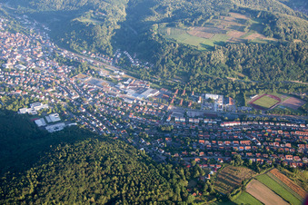 Vue aérienne de Annweiler am Trifels dans le département Rhénanie-Palatinat, Allemagne