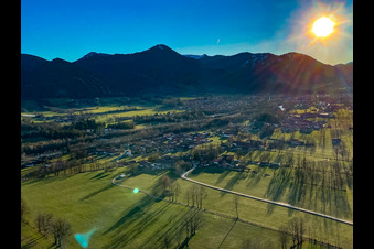 Vue aérienne de Lever de soleil sur la vallée de l'Isar à Lenggries dans le département Bavière, Allemagne