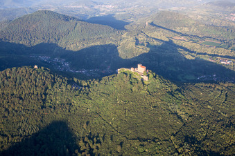 Château de Trifels à Annweiler am Trifels dans le département Rhénanie-Palatinat, Allemagne vu d'un drone