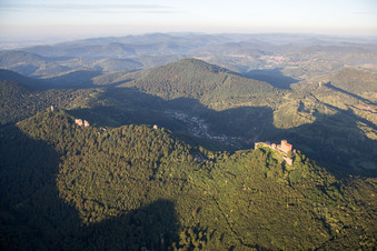 Vue oblique de Château de Trifels à Annweiler am Trifels dans le département Rhénanie-Palatinat, Allemagne