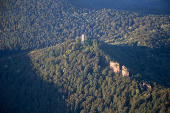 Château de Trifels à Annweiler am Trifels dans le département Rhénanie-Palatinat, Allemagne vue d'en haut