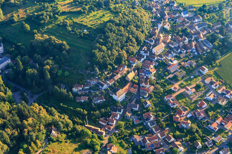 Vue aérienne de Église Saint-Étienne et Martin Bucer à Gleisweiler dans le département Rhénanie-Palatinat, Allemagne