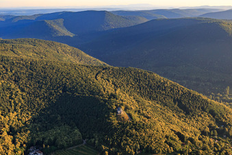 Vue aérienne de Chapelle Sainte-Anne à Burrweiler dans le département Rhénanie-Palatinat, Allemagne