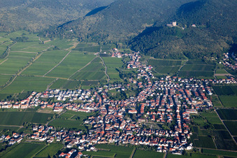 Vue aérienne de Village - Vue à le quartier Diedesfeld in Neustadt an der Weinstraße dans le département Rhénanie-Palatinat, Allemagne