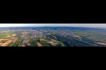 Vue aérienne de Vue de la ville depuis l'ouest à Neustadt an der Weinstraße dans le département Rhénanie-Palatinat, Allemagne