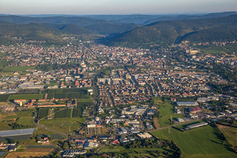 Vue d'oiseau de Neustadt an der Weinstraße dans le département Rhénanie-Palatinat, Allemagne