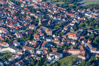 Vue aérienne de Saint-Jacques à Schifferstadt dans le département Rhénanie-Palatinat, Allemagne