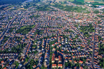 Vue aérienne de Vue d'ensemble de la ville depuis l'est à Schifferstadt dans le département Rhénanie-Palatinat, Allemagne