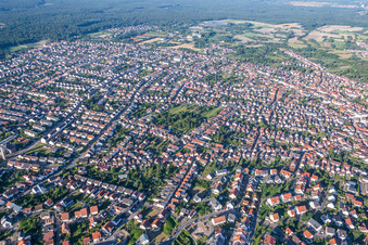 Vue aérienne de Zone urbaine avec périphérie et centre-ville à Schifferstadt dans le département Rhénanie-Palatinat, Allemagne