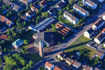 Vue aérienne de Église du Sacré-Cœur et garderie catholique Sacré-Cœur à Schifferstadt dans le département Rhénanie-Palatinat, Allemagne