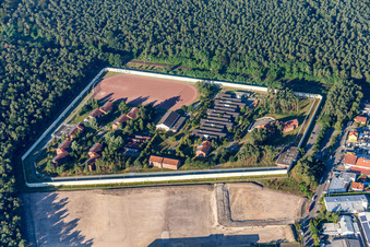 Vue aérienne de Terrain de la prison et clôture de sécurité de l'établissement correctionnel, établissement correctionnel, centre de détention pour jeunes Schifferstadt à Schifferstadt dans le département Rhénanie-Palatinat, Allemagne