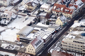 Vue aérienne de Hôtel de ville enneigé en hiver de l'administration municipale de la Verbandsgemeinde et de la ville Kandel à Kandel dans le département Rhénanie-Palatinat, Allemagne