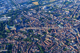 Vue aérienne de Vieille ville historique avec Maximilianstraße de la cathédrale à Domplatz à Postplatz à Altpörtel depuis le nord à Speyer dans le département Rhénanie-Palatinat, Allemagne