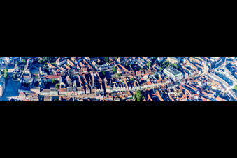 Vue aérienne de Perspective panoramique du tracé des rues de la célèbre promenade et rue commerçante Maximilianstraße, de la cathédrale à l'Altpörtel à Speyer dans le département Rhénanie-Palatinat, Allemagne