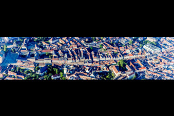 Vue aérienne de Perspective panoramique du tracé des rues de la célèbre promenade et rue commerçante Maximilianstraße, de la cathédrale à l'Altpörtel à Speyer dans le département Rhénanie-Palatinat, Allemagne
