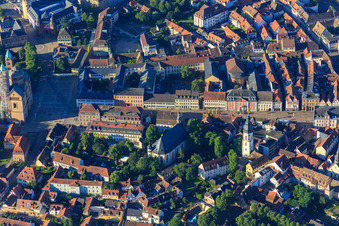Vue aérienne de Vieille ville historique avec la Maximilianstraße de la cathédrale sur la place de la cathédrale jusqu'à l'ancienne monnaie du nord à Speyer dans le département Rhénanie-Palatinat, Allemagne