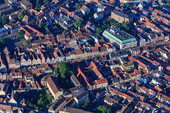 Vue aérienne de Vieille ville historique avec la Maximilianstraße avec l'ancienne église St. Ludwig Große Greifengasse et le grand magasin GALERIA Speyer du nord à Speyer dans le département Rhénanie-Palatinat, Allemagne