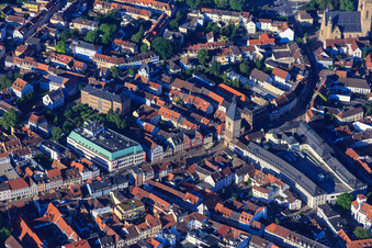 Vue aérienne de Vieille ville historique avec la Maximilianstraße jusqu'à la porte de la ville Altpörtel à Postplatz avec le grand magasin GALERIA Speyer du nord à Speyer dans le département Rhénanie-Palatinat, Allemagne