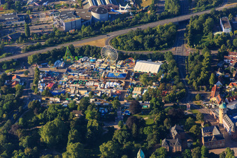 Vue aérienne de Foire sur le parking de la cathédrale à Speyer dans le département Rhénanie-Palatinat, Allemagne