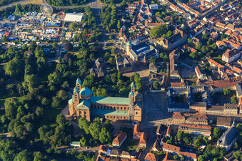 Vue aérienne de Cathédrale à Speyer en été depuis le nord à Speyer dans le département Rhénanie-Palatinat, Allemagne