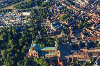 Vue aérienne de Cathédrale à Speyer en été depuis le nord à Speyer dans le département Rhénanie-Palatinat, Allemagne