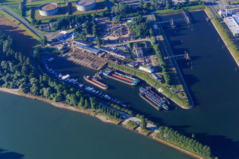 Vue aérienne de Navires cargos et yachts au port du Nouveau Rhin à Speyer dans le département Rhénanie-Palatinat, Allemagne
