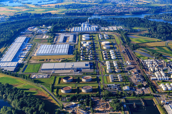 Vue aérienne de Zone industrielle à l'aéroport avec parc de stockage de TanQuid, entrepôts de Lidl Vertriebs GmbH & Co. KG et Samsung SDS à Speyer dans le département Rhénanie-Palatinat, Allemagne