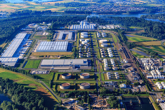 Vue aérienne de Zone industrielle à l'aéroport avec parc de stockage de TanQuid, entrepôts de Lidl Vertriebs GmbH & Co. KG et Samsung SDS à Speyer dans le département Rhénanie-Palatinat, Allemagne