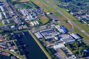 Vue aérienne de Port pétrolier et industrie autour de l'aérodrome FSL Speyer/Ludwigshafen GmbH à Speyer dans le département Rhénanie-Palatinat, Allemagne