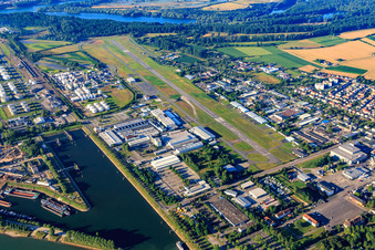 Vue aérienne de Port pétrolier et industrie autour de l'aérodrome FSL Speyer/Ludwigshafen GmbH à Speyer dans le département Rhénanie-Palatinat, Allemagne