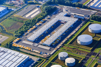 Vue aérienne de Zone industrielle à l'aéroport avec centre logistique DHL à Speyer dans le département Rhénanie-Palatinat, Allemagne